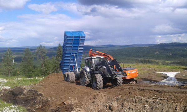 Valtra T190 ja doosanin kaivinkone takana
Maata ajamassa laskettelurinteeseen  Syötteellä :)   harvinaisen komia maisema on kippaus paikalla
