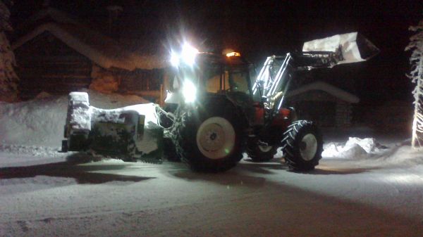 Valtra 900 ja Alatalkkarin linko
linkous hommissa, oli sitä taas tullukki,  tuossa kohtaa joku mökkiläinen oli vissii kannellu puita mökkiin ja tiputellu pihalle niitä, ja kuten arvata saattaa nii linkoonhan se kalikka perkele meni, lumen ku oli satanu päälle nii ei nähny sitä ollenkaa, valoja on ainaki sillä mielin että näkkee linkoilla pihoja,  ne on nuo xenonin valot hyvät ja kirkkaat, tosin alimmaiset taka työvalot on lediä :D 
