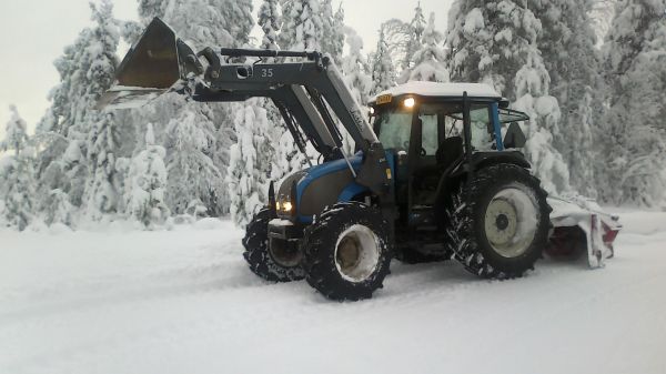 Valtra A95
linkoamassa tälläkin koneella välillä naapurin isännän alueita, ja kone pelaa kytkin remontin jälkeen mainiosti
