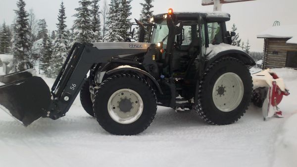 Valtra N163V
tuli käytyä lumitöissä ja samalla testaamaassa tutun  uutta N sarjan konetta,  oli mahtava peli ajella,, ja kätevä lumitöissä 
