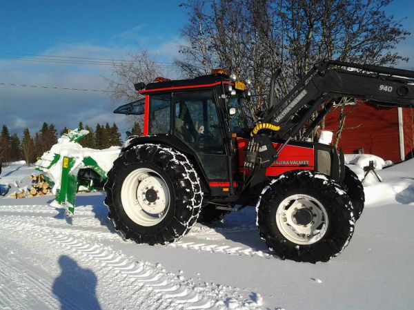 Valtra 900 ja Alatalkkari
Lumitöitä kotipuolessa, keli plussan puolella 3 astetta nii mahtava keli linkohommissa, mutta läpi se silti meni lingosta, polyeteenipinnoite auttaa asiaa :D 
