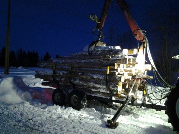 Puu kuorma lanssissa,
vieläkö laittettaa kyytiin puita ? :D 
