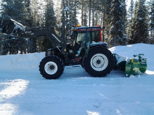 Valtra 900 ja Alatalakkarin pelti lelu linko perässä
lumitöissä. piti yks parkkipaikka aukasta umpeen, oli vähä lunta...  tuokin linko on semmone että sillä mittää ei tee,, valamiiksi jo uutena kiero syöttömekanismi/akseli, ja muutenki pelti lelu,,  tuo vaihtuu enstalveksi eri linkoon, joko Oxsa 250 tai Huki 255, Oxsa ois kiinnostavampi, ku huki ja ei oo paljoa hintaeroakaan nuilla kahella. tässä linkkiä Oxsan lingosta http://www.oxsa.fi/tuotteet/lumilingot/snow-250  painoahan näillä on saman verra hukin kans,. huki ehkä vähä keviämpi Mitäs muut pottupeltolaiset on mieltä että kumpi nuista kannattaa laittaa ?  
