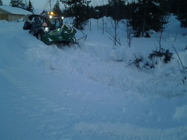 lipesi ojaan aamusta aikasin 
sieltä sitä koitettii ylös tulla mutta kun ei päässy omin voimin lunta ojassa liikaa 
