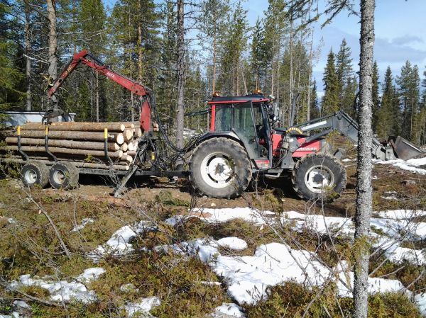 Valtra ja mehtäkärry
Sahatukkien ajossa, kuorma vajaa vielä, siihen soppii vielä vajjaa metri karikoista ylöspäin puita.. nii ja luntaki vielä pilkkoja täällä
