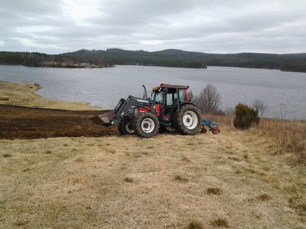 Valtra 900 
kyntämässä, täällä päästiin harvinaisen aikasin pellolle,   ne on nuo rinne pellot mukavia kyntää
