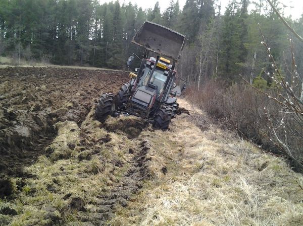 pehmyttä on
pehmyt reikä oli suo pellolla, sinne se painu,  poisa Massey ferguson 6265 
