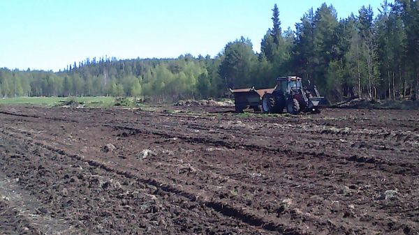 valtra tuhkavaunun kanssa 
tuhkien levittelyssä, ja vaunun täys testaus ja toimii, vielä maali pintaan vaan
