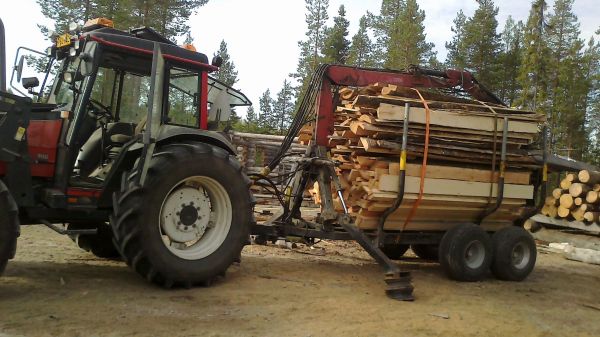 valtra ja tukkikärry
puutavaraa kävin hakemassa sahalta pois tieltä että saavat sahata lisää lankkua. 
