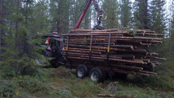 valtra kuitukuorman kanssa 
lanssia kohti lähössä, ja enempää ei sovi kyytiin kun nostovara loppuu kesken 
