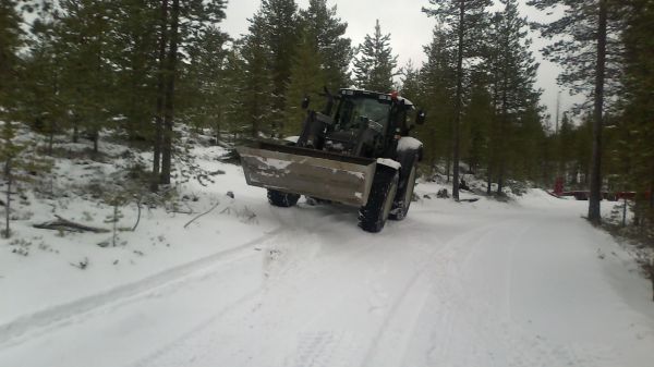 Valtra N163 Versu
tämmösellä koneella lastaaamaan alkaa 
