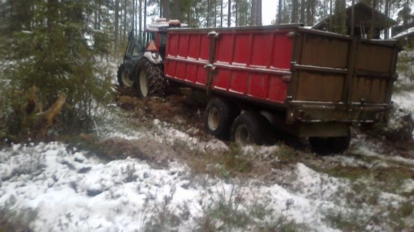 Valtra 900 ja rkp kärry perässä,
murskeen ajosssa tuli oltua :)  kyseisessä kuvassa maata kärry puolillaan, ja ei noussu ylös :P muutaku kaivinkoneella työntämällä 
