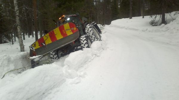 Valtra 900 kärkiauran ja lingon kanssa 
lipesi hieman ojaan kun katselin vain linkoa takana kun linkosin.. sen verran kallellaan oli että toinen kone piti soittaa kaveriksi.
