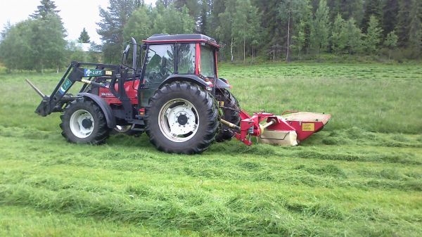 Valtra 900 ja Nokka Grassliner 240
Niitttämässä, aina vaan kalusto vaihtuu välissä
