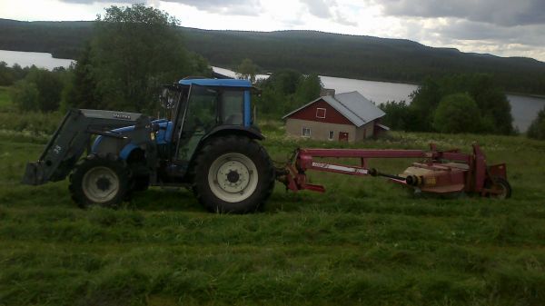 Valtra ja Jf niittokones 
niittämässä.
