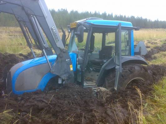 valtra a95
oli vähä pehmyttä.. vetokonetta odotellessa 
Avainsanat: valtra a95