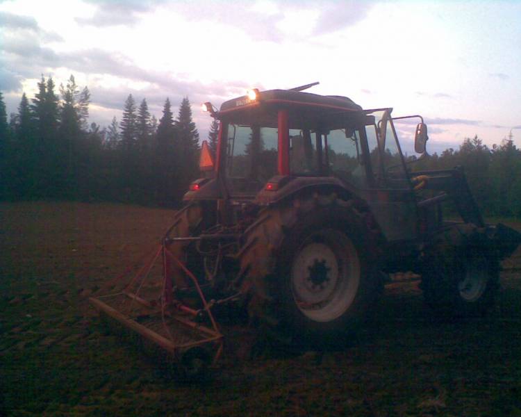 valtra 900 ja jyrä 
piti käyä jyräämässä kaverille ku se kylvi
