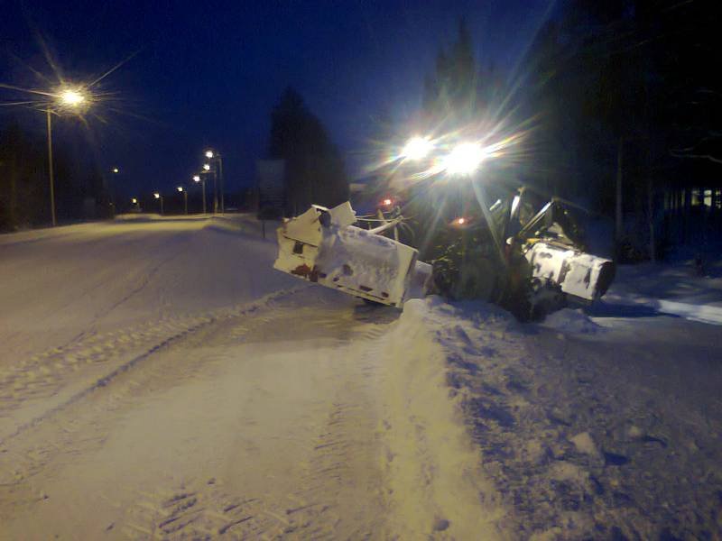 valtra 900
tipahti eturenkaat ojan puolelle kun pukkasin kauhalla ojaan lumet 
