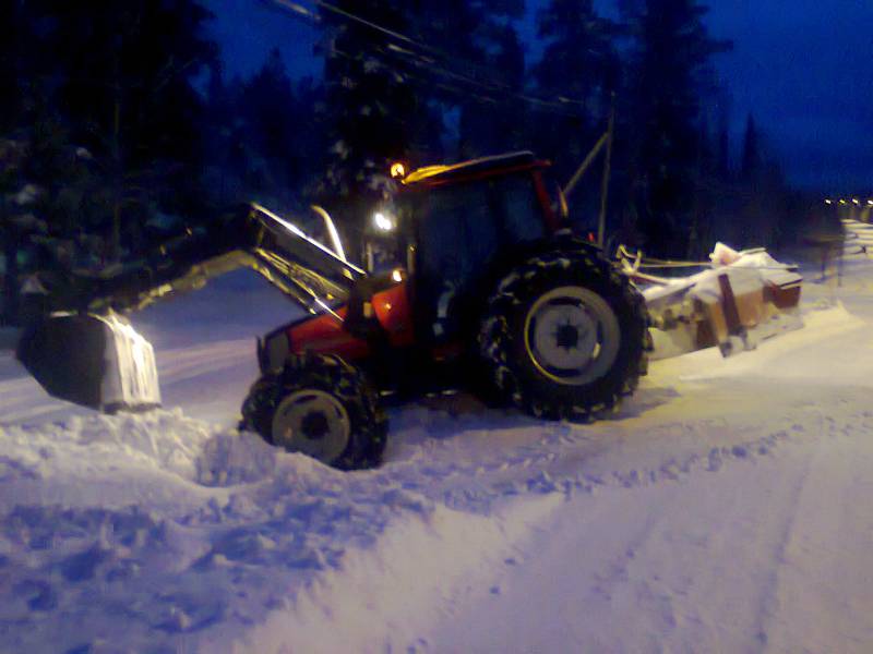 valtra 900 ja alatalkkari
lipsahti eturenkaat ojan puolelle kun kauhalla pukkasin lumet ojaan, ja eip sieltä noustukkaa ajamalla pois ku liukas ojanreuna 
