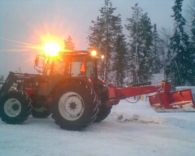 Valtra 900 ja Vm takalana
piti kävässä polanteita jyrsimässä pois
