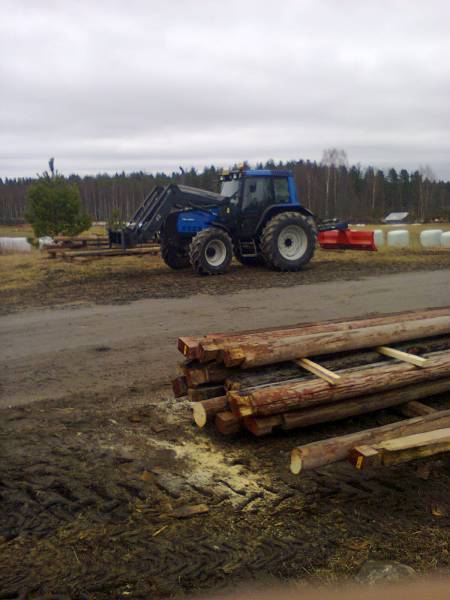 Valtra 6400
Tällä valtralla niputettiin  hirret kasaan kun purettiin ja nosteltiin sivuun, rekkaa oottamaan,   ei ollu lunta, kun kasoissa, mukava oli nostella kun takarattaat ilmassa melkei, hirret 8 metriä pisimmät, 
