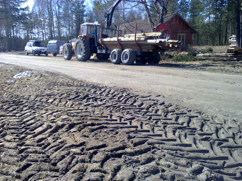 valmet 802 ja hakki 
tällä nosteltiin hirret pois, ja muut tavarat,  oli riski ku mikäki tuo kuormaaja, tuossa koneessa, 
