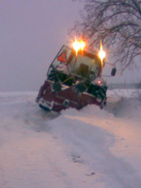 Valtra 900 ja alatalkkarin lumilinko, hieman piene olone
kallellaanko? eikai,  vähä lipsahti lingotessa ojan puolelle. ajamalla se pois tuli

