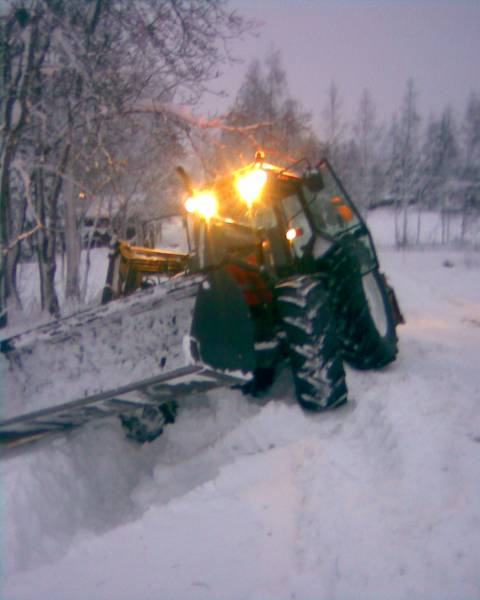 Valtra 900 ja alatalkkari 220
aika kallellaan valtra.. valtra ojassa ku ei nähny reunaa ollenkaa kun linkoamassa olin naapurille tietä 
