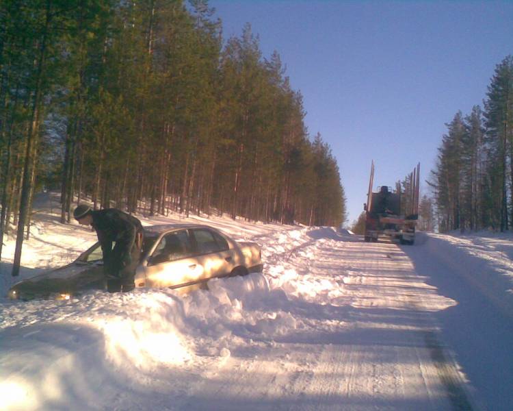 nissani ja scania
tuli mentyä mehtähallituksen puolelle ku rekka tuli vastaan
