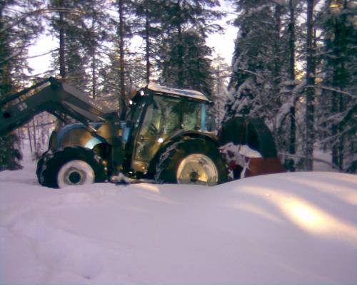 kiinni
 se on ''vähä'' kiinni lingosta,
Avainsanat: Valtra