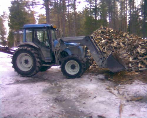 valtra a95 ja halkokone
tuli tehtyä vähä halkoja
