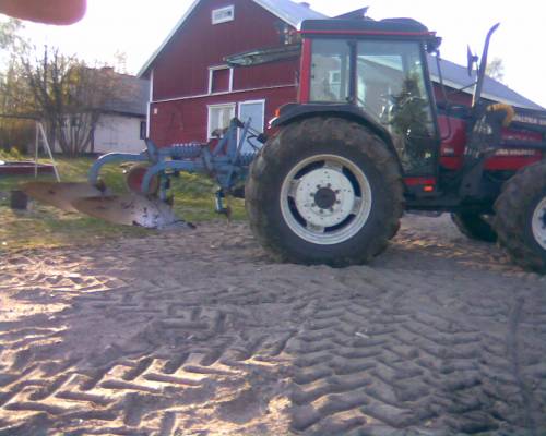 Valtra 900 ja fiskarssin aura
kyntämästä tulossa
