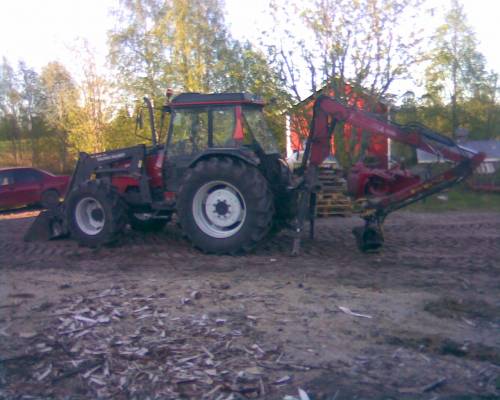 valtra 900 ja Patruuna 
Patruuna oottelee kärrylle takas laittoa
Avainsanat: Valtra