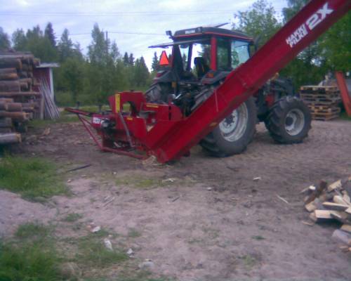 valtra 900 ja hakkipilke 2x
valtra halon teossa
