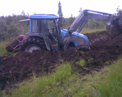 valtra a95 ja jyrä
riistapellon kävin jyräämässä. oli vähä pehmosta
