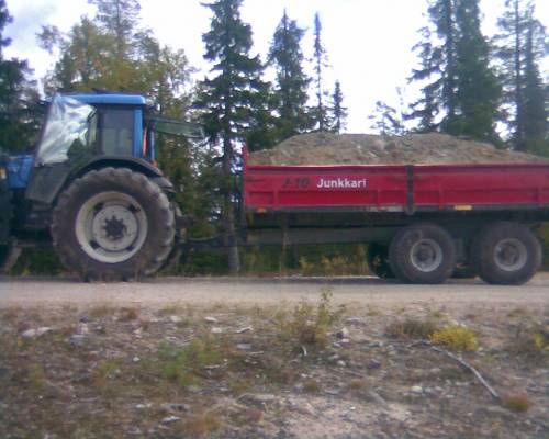 valtra a95 ja junkkari j10  maakuorman kanssa
 maan ajoa ..  oli nimittäin pikkasen painoa tuossa kärryssä

