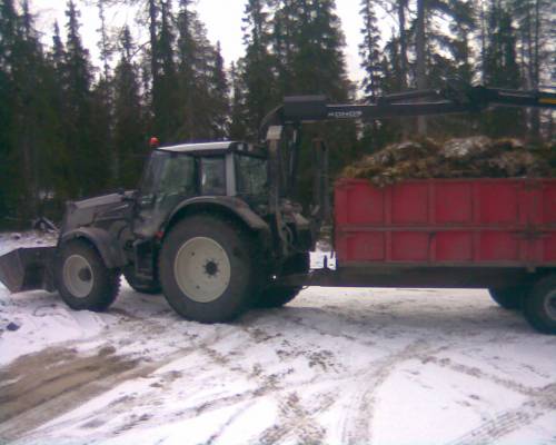 Valtra ja kronos 5000XXL ja jehu kärry
ännäll' tuli käytyä ajamassa  
