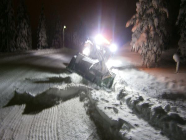 ojassa ollaan 
se on siinä rajoilla että kaatuuko vai eikö kaaju,  linkoki kanittaa kiinni jonnekki penkkaan ja lunta on liikaa ojassa kun otti mahasta ihtesä kiini tuossa, ketjut auttoi tuossaki 
