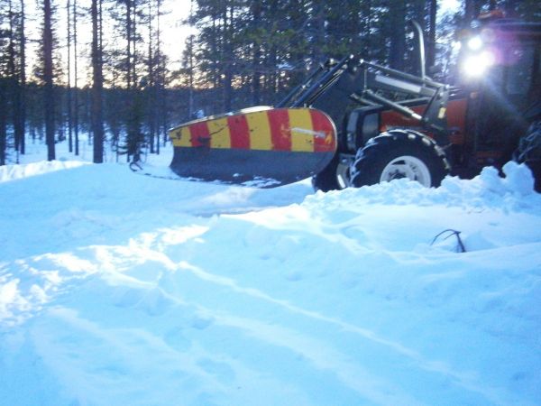 Kärkiaura keulassa
Semmonen tuli hommattua,, aukiaa umpitiet helpommin tuolla mitä lingolla
