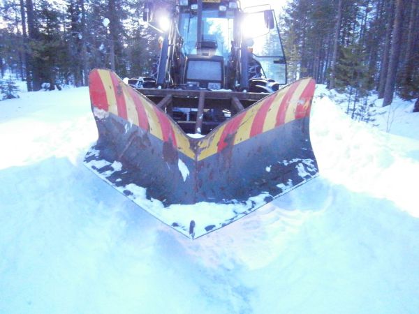 Valtra ja Kärkiaura
Tämmönen tuli hommattua tuossa viikolla, tuli käytyä eka kokeilu umpitiellä, hyvin meni,  pikku muutoksia vaan kaipaa lisää,,  mm  korkeus liian pieni nyt mutta kunnon koron tekkeen ii hyvä tulee, ja kaikkee muuta pientä 
