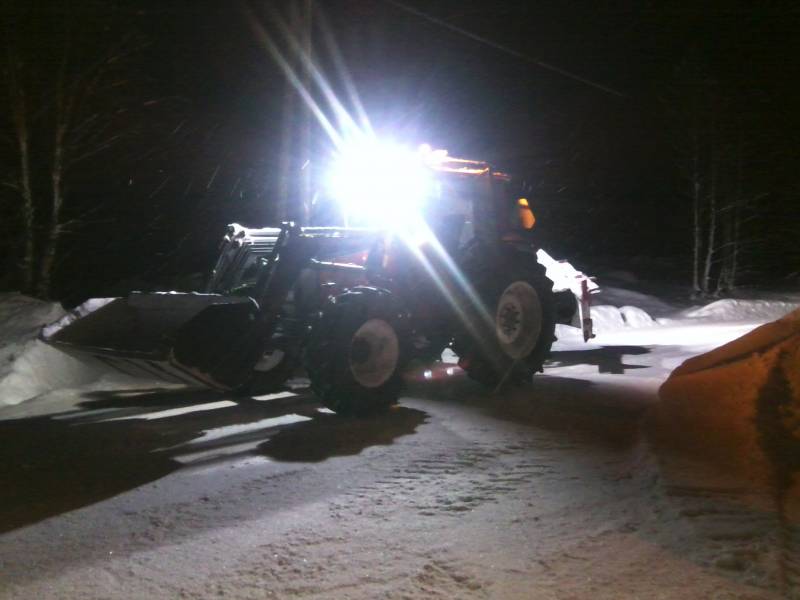 valtra 900  valojen päivitystä
nyt on edessäkin xenonin työvalot ja on kirkkaat, piti laittaa ku halavalla sai :) 
