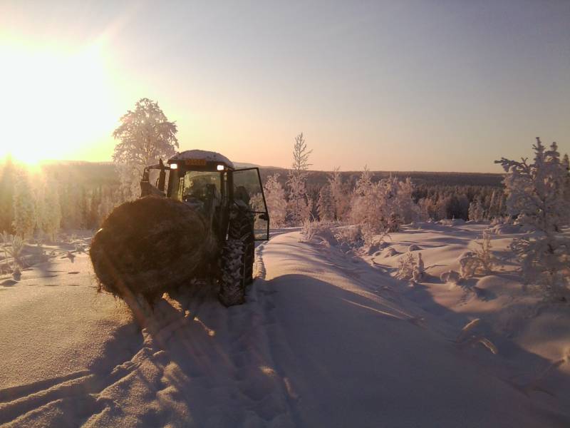 valtra a95 ja paali keulassa 
poroille paalien viemistä mehtään, lunta oli paikoittain aika paljo, silti se meni H1 koko matkan. maisema mahtava, keli muuten hyvä muttakun pakkasta 
