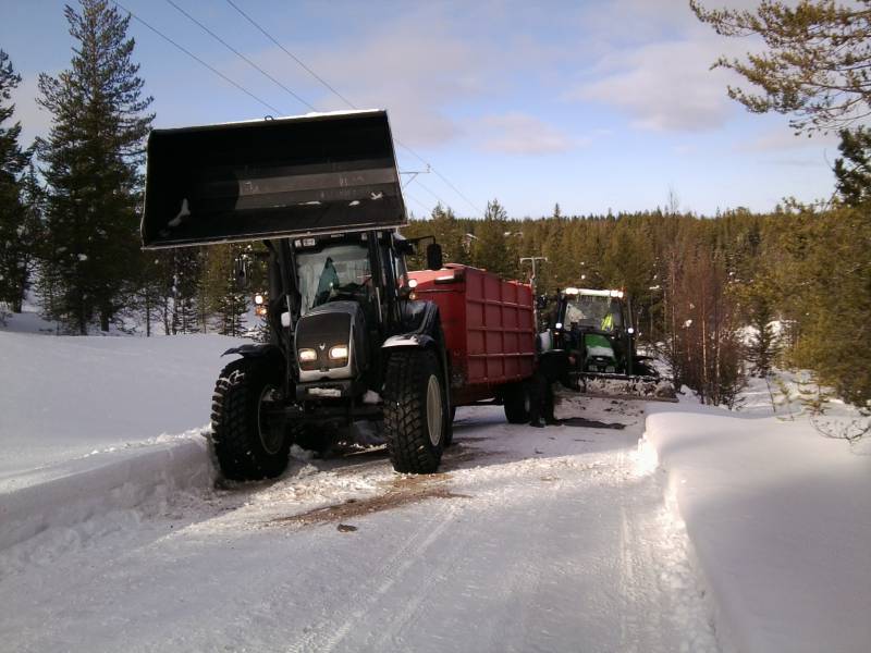 Valtra ja roska kärry
liukkaan puoleinen mäki oli  valtra ei päässy mäkeä ylös nii tuohon kohtaan jäi, onneks ei liukunu alas asti, itellä piti deutsilla tulla tuomaan hiekkaa/ hiekottamaan tuo mäki,  kuski lapioi hiekkaa deutsin kauhasta, rattaitten alle, kyllä se siitä lähti kun hiekkaa sai kunnolla, painoa nimittäi on tuossa kärryssä aika paljo.  samana päivänä kahesti jumissa oli tuo kuski valtralla 
