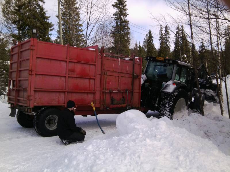 Valtra n141 ja roska kärry
olivat tyhjän päälle auranneet auralla tuon risteyksen ja nuin siinä kävi, kuski koukkasi pikkusen laidasta nii sinne se tipahti, oli muuten melko kallellaan vaikka kuvasta ei näytä siltä,  kuski vetelee hermosavuja tuossa vieressä ja miettii että miten saa pois tuon tuosta :D ite tulin deutsilla vetämään 
