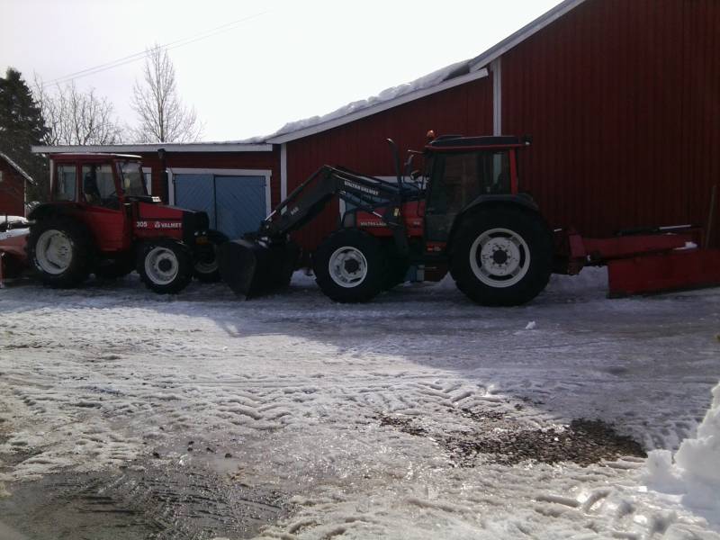 valmet 305 ja valtra 900
valametit vastakkain, pikku valmetissa linko perässä kun korjattiin luukut lingosta, oli luukut lentäny pois (tai luukku) :D 
