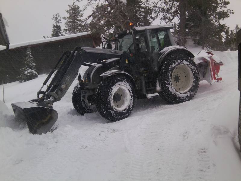 valtra n141 
lumitöissä valtralla, ja liukasta oli kun peili jää alla tuolla ja nollakeli, tuosta se ei noussu ylös muuten ku vetämällä, jäi mökin seinästä puolen metrin päähän.  piti isosta eskosta laskea sivujalakset alas kun alko sepeliä repimään toisin paikoin, kun sulanu osa paikoista 
