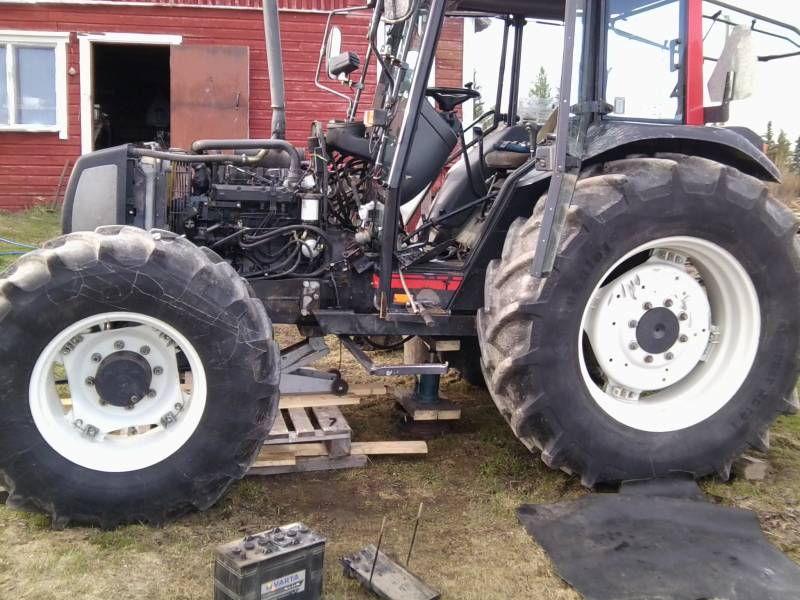 valtra 900 katkasuhoitoa ooottaa :D 
kytkimen käpälä pitää uusia, tai se pultti ja samalla kahtoa levyt 
