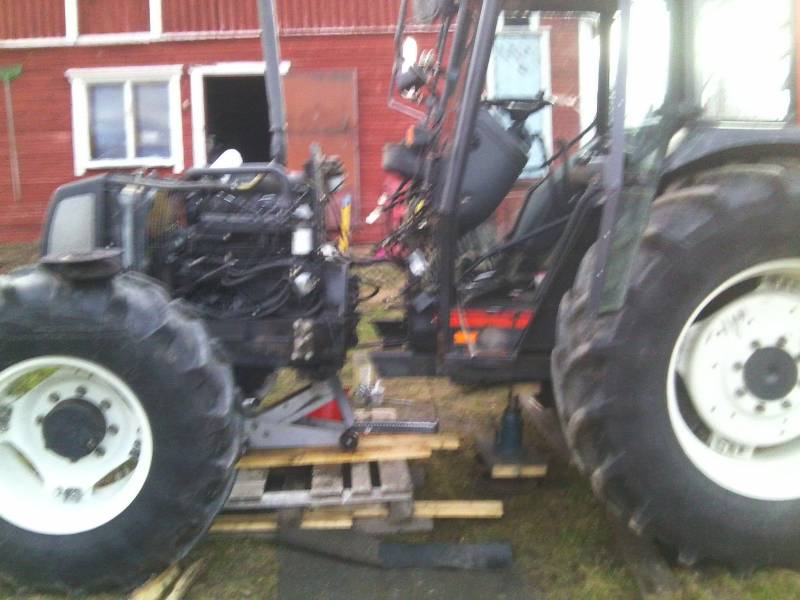 valtra 900 katkaistuna keskeltä 
piti valtra katkasta kun ei kytkin meinannu toimia 
