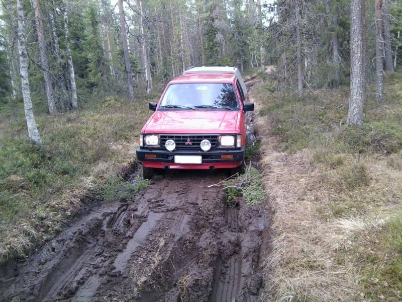 mitsu lava aauto
poijjat kokeili että mistäs se tuommonnen menee kun on korkea maavara, ja heikkoa meinas olla, mutta pois päästiin omin avuiin 
