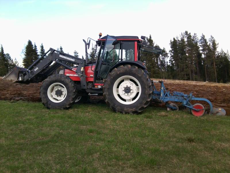 valtra 900 ja fiskarssin kyntöaura,
kyntöhommia 2012, ihan siisti kuva tuli kun oli hyvä keli, 
